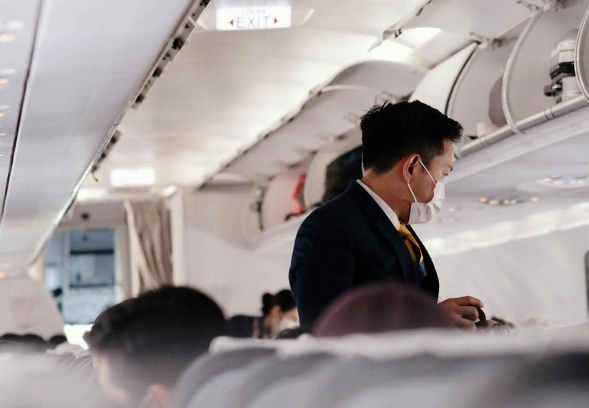 Pramugara sedang bertugas.