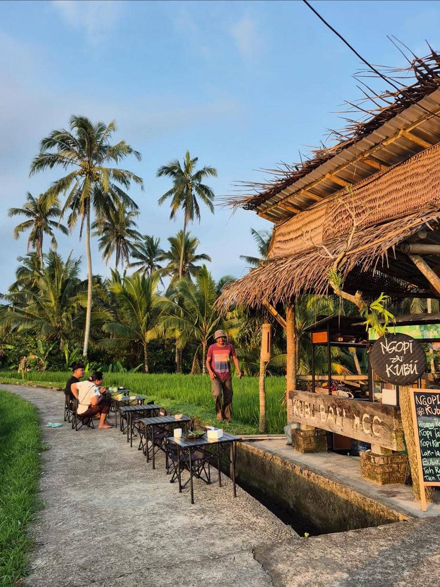 suasana di Warung Ngopi di Kubu