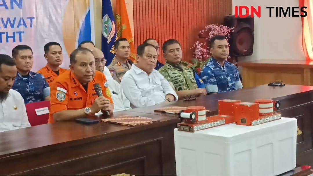 Kepala Basarnas RI, Marsekal Madya TNI Mohamad Syafii, menyerahkan black box pesawat ATR 42-500 kepada Ketua KNKT Ir. Soerjanto Tjahjono. di Biddokes Makassar, Kamis (22/1/2026). IDN Times/Ashrawi Muin