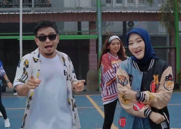 cuplikan video klip lagu “Sabar-Sabar Ade”
