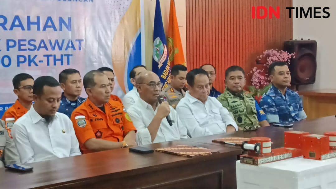 Kepala Basarnas RI, Marsekal Madya TNI Mohamad Syafii, menyerahkan black box pesawat ATR 42-500 kepada Ketua KNKT Ir. Soerjanto Tjahjono. di Biddokes Makassar, Kamis (22/1/2026). IDN Times/Ashrawi Muin