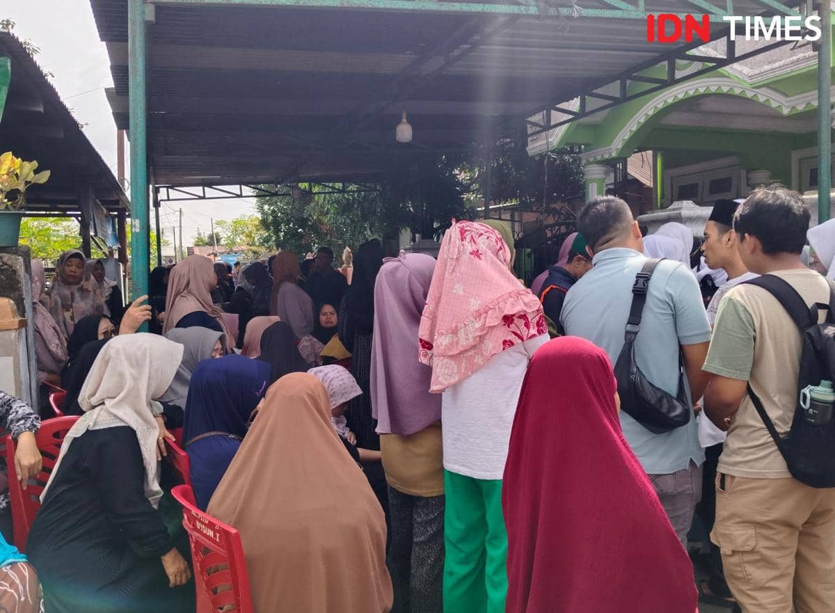 Suasana di rumah duka sekeluarga ditabrak kereta api di Tebingtinggi (IDN Times/Eko Agus Herianto)