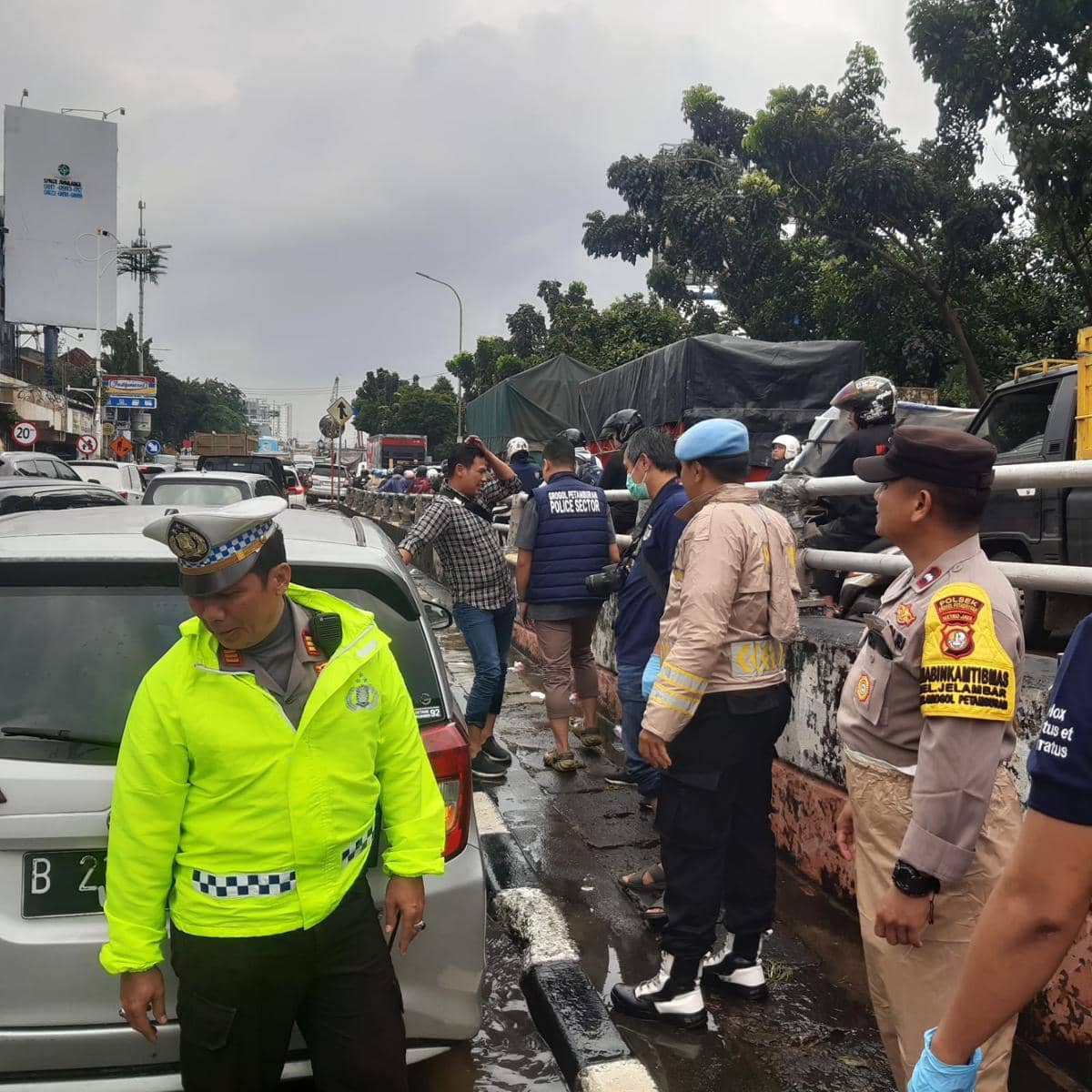 Proses evakuasi korban meninggal dunia di dalam mobil di tengah kemacetan Jakarta Barat