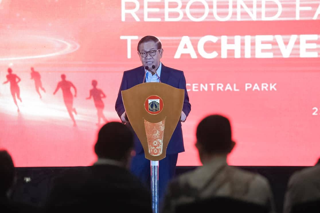 Gubernur DKI Jakarta, Pramono Anung, membuka rapat kerja Bank Jakarta Tahun 2026 di Ballroom Hotel Pullman Jakarta Central Park, Jakarta Barat
