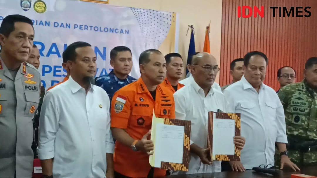 Kepala Basarnas RI, Marsekal Madya TNI Mohamad Syafii, menyerahkan black box pesawat ATR 42-500 kepada Ketua KNKT Ir. Soerjanto Tjahjono. di Biddokes Makassar, Kamis (22/1/2026). IDN Times/Ashrawi Muin