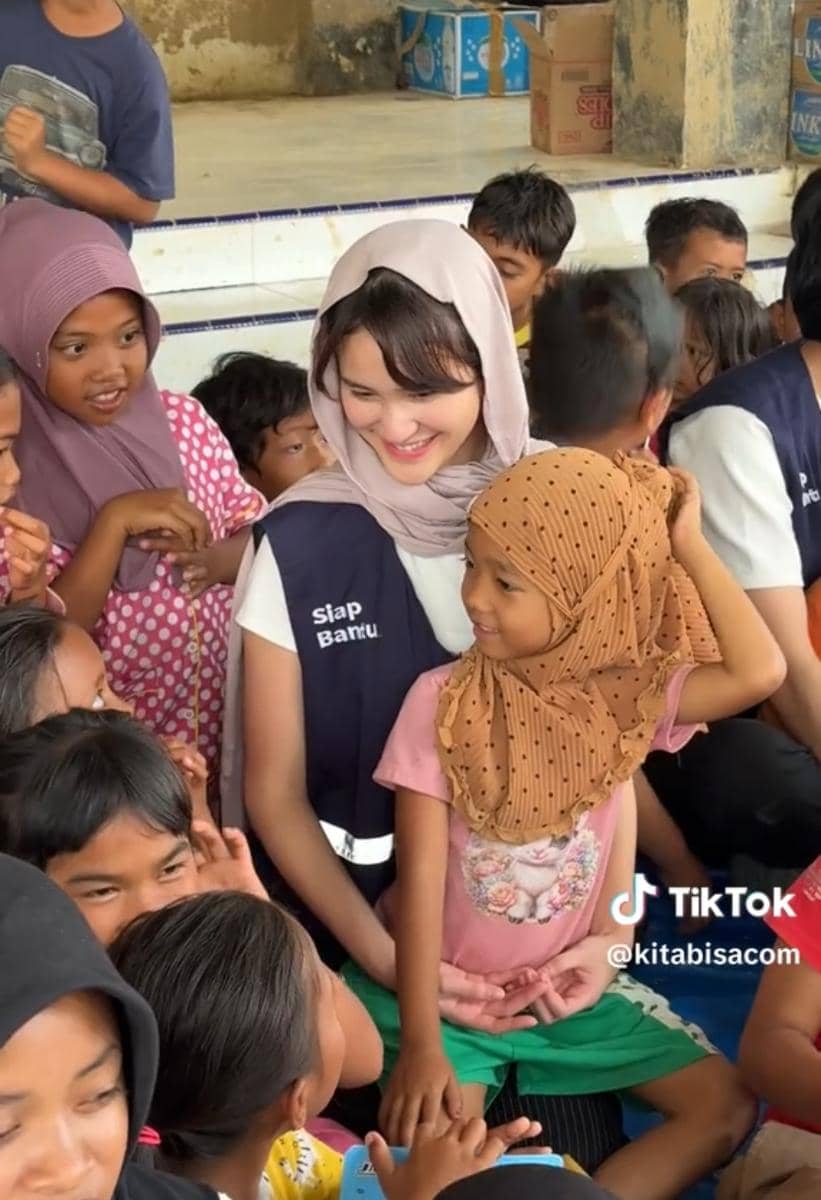 potret El Putra dan Leya Princy salurkan bantuan ke Aceh Tamiang 