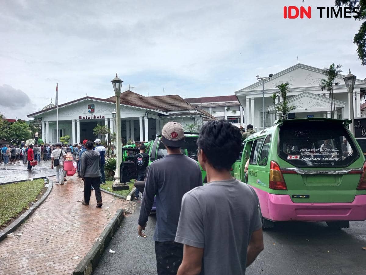 Protes Hapus Angkot 20 Tahun, Ratusan Sopir Kepung Balai Kota Bogor