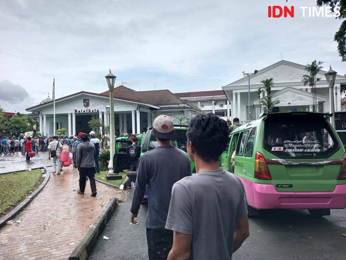Demo Balai Kota, Ini 3 Tuntutan Sopir Angkot di Bogor