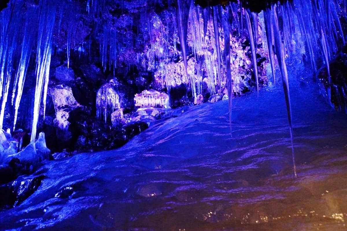 Potret Gua Es Narusawa