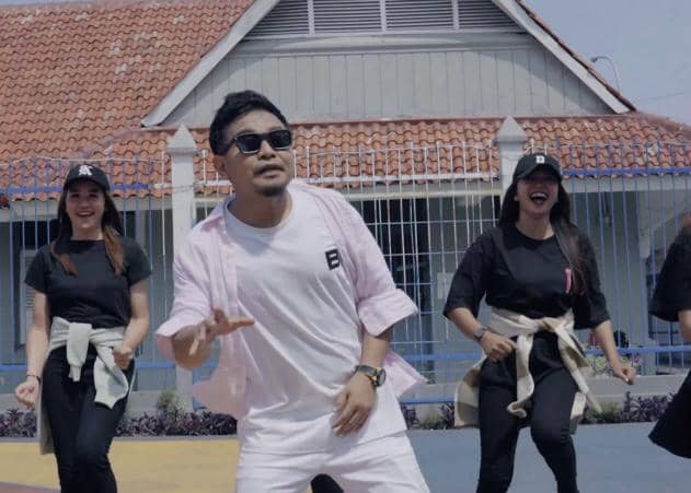 cuplikan video klip lagu “Sabar-Sabar Ade”