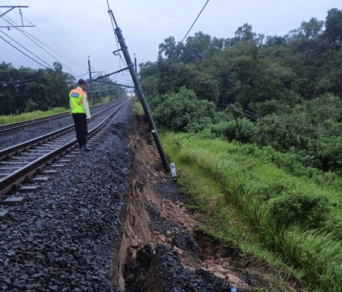 Jalur Longsor, KRL Tanah Abang-Rangkasbitung Cuma Sampai Tigaraksa (Dok. IDN Times/warga)