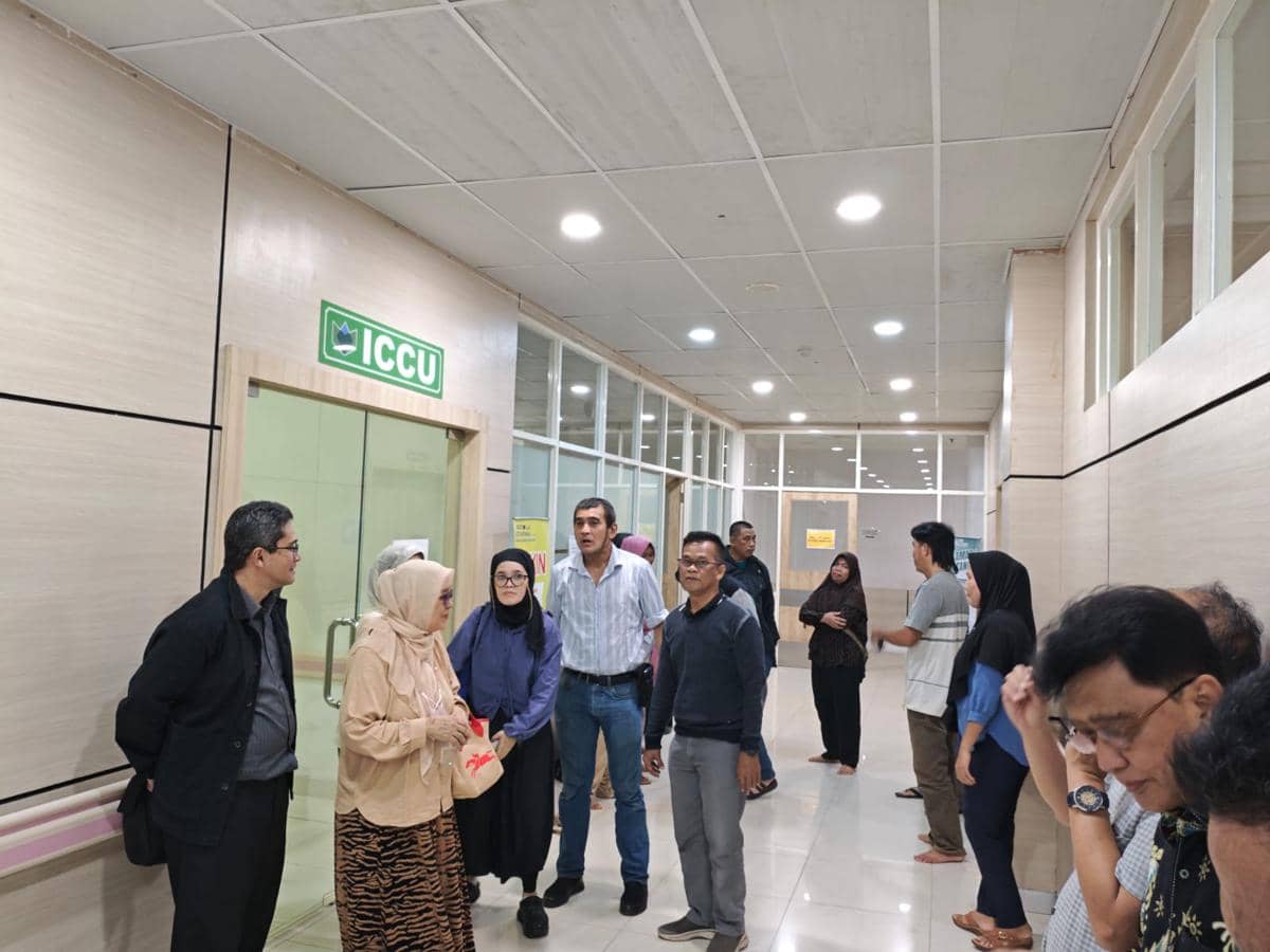 Keluarga dan kerabat membesuk Kemas Halim Ali tokoh masyarakat Sumsel yang dirawat di RSUD Siti Fatimah Palembang