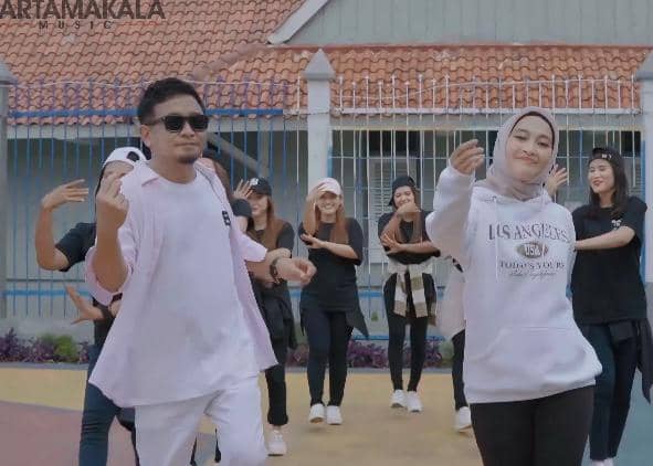 cuplikan video klip lagu “Sabar-Sabar Ade”