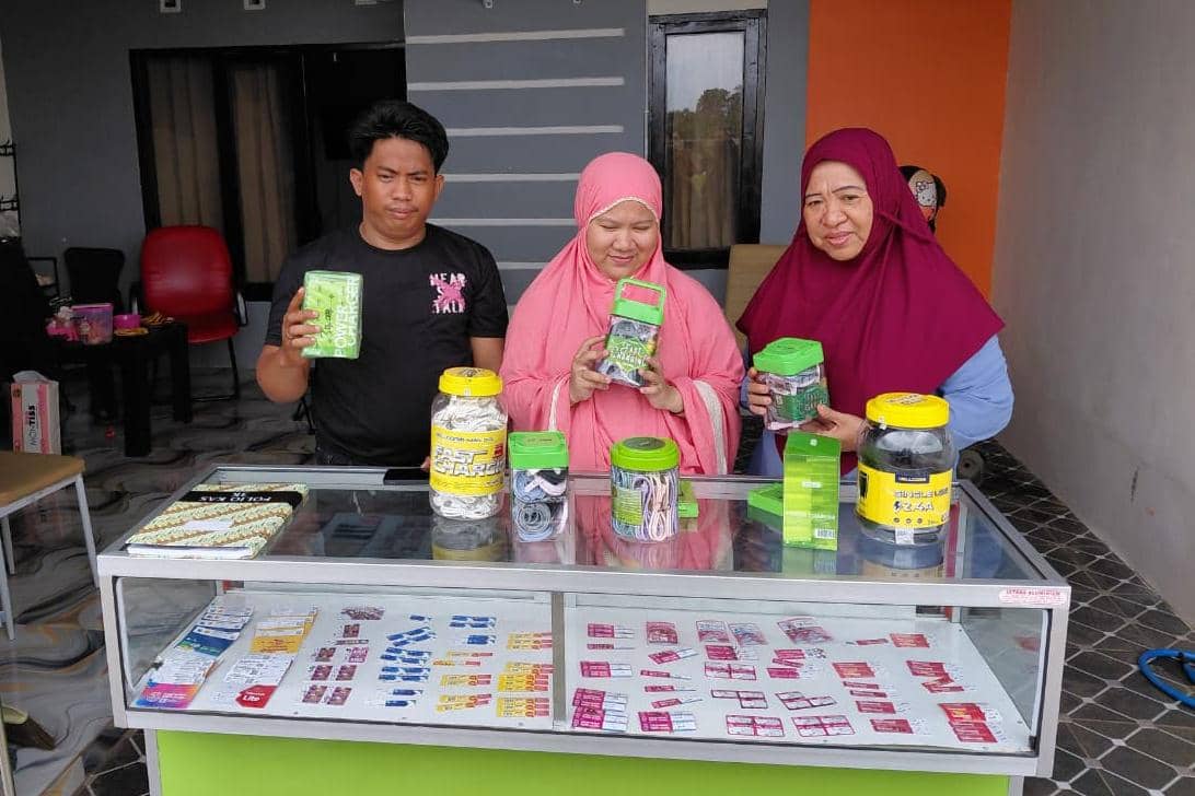 GrabKios menjadi denyut ekonomi baru bagi keluarga Rusdamdiansyah, pengemudi Grab yang meninggal saat kerusuhan demonstrasi di Makassar. (Dok. IDN Times)