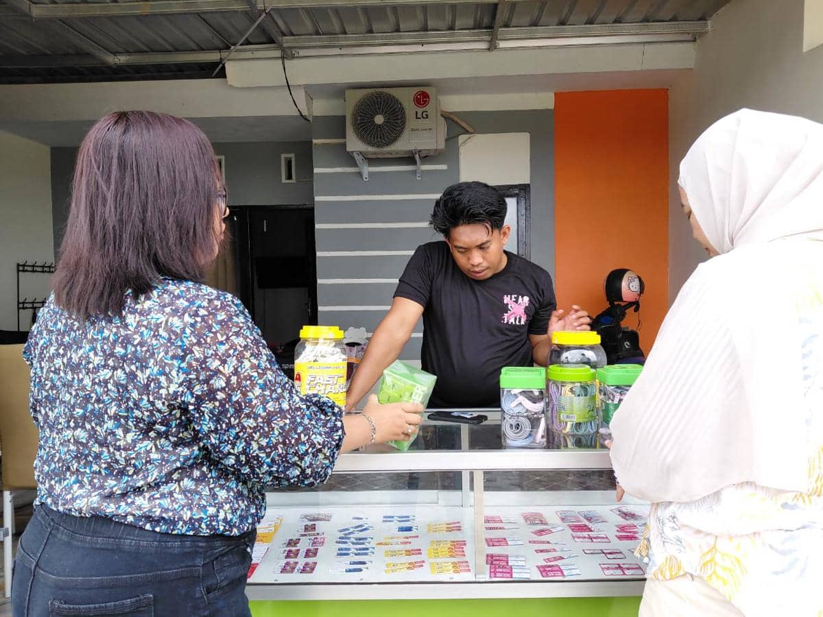 GrabKios menjadi denyut ekonomi baru bagi keluarga Rusdamdiansyah, pengemudi Grab yang meninggal saat kerusuhan demonstrasi di Makassar. (Dok. IDN Times)