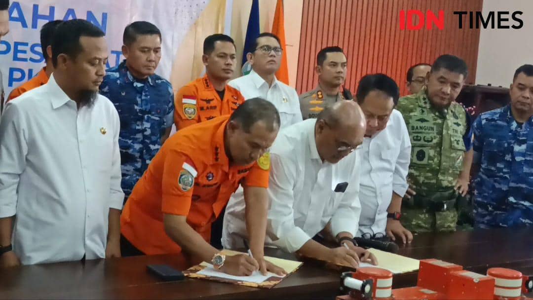 Kepala Basarnas RI, Marsekal Madya TNI Mohamad Syafii, menyerahkan black box pesawat ATR 42-500 kepada Ketua KNKT Ir. Soerjanto Tjahjono. di Biddokes Makassar, Kamis (22/1/2026). IDN Times/Ashrawi Muin