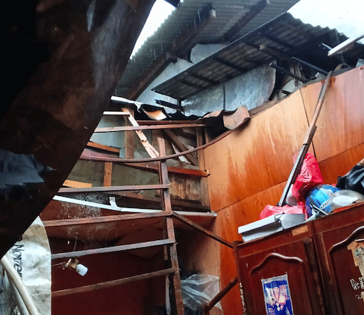 Bangunan rumah roboh di wilayah Pisangan Baru, Kecamatan Matraman, Jakarta Timur