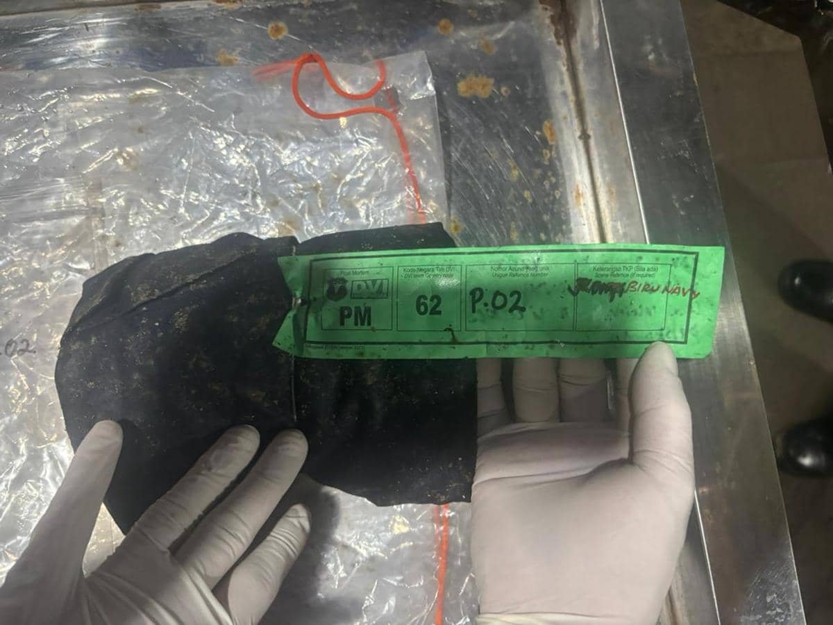 Bagian tubuh korban Pesawat ATR yang ditemukan selanjutnya diserahkan kepada RS Bhayangkara untuk dilakukan proses identifikasi lebih lanjut oleh tim Disaster Victim Identification (DVI) (dok. Basarnas)