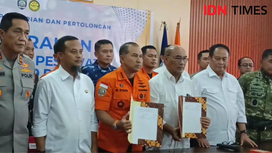 Penyerahan black box pesawat ATR 42-500 dari Basarnas kepada KNKT di Kantor Basarnas Kelas A Makassar, Kamis (22/1/2026). (IDN Times/Asrhawi Muin)