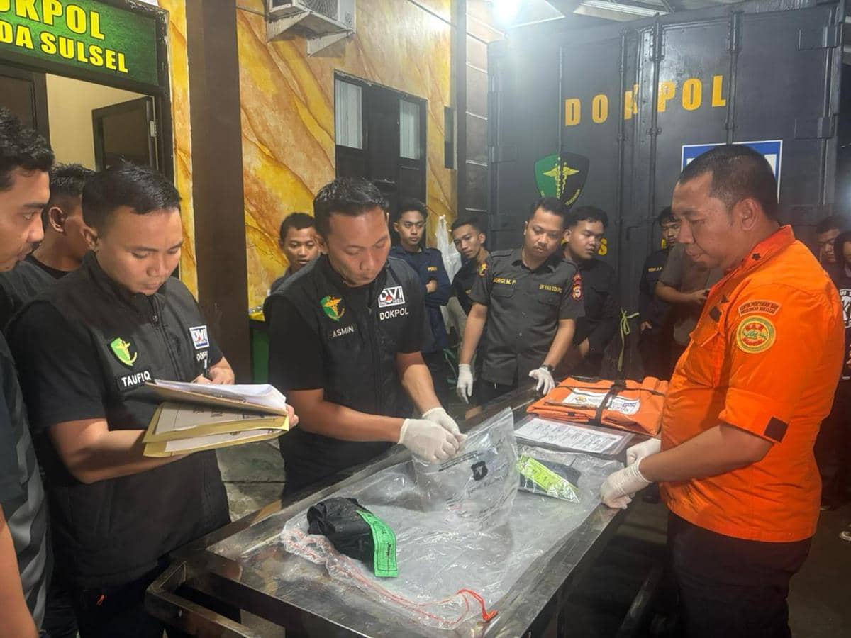 Bagian tubuh korban Pesawat ATR yang ditemukan selanjutnya diserahkan kepada RS Bhayangkara untuk dilakukan proses identifikasi lebih lanjut oleh tim Disaster Victim Identification (DVI) (dok. Basarnas)