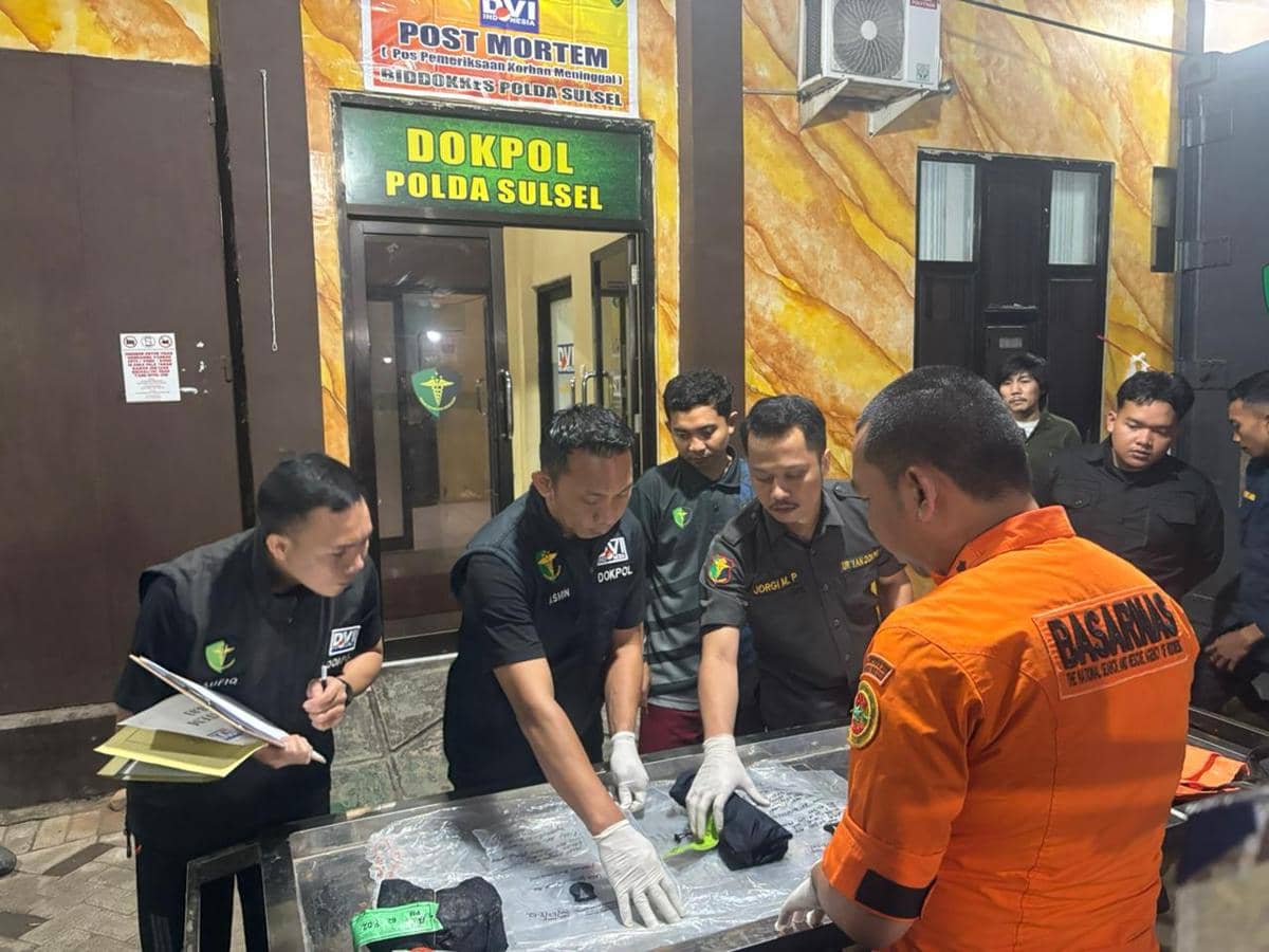 Bagian tubuh korban Pesawat ATR yang ditemukan selanjutnya diserahkan kepada RS Bhayangkara untuk dilakukan proses identifikasi lebih lanjut oleh tim Disaster Victim Identification (DVI) (dok. Basarnas)