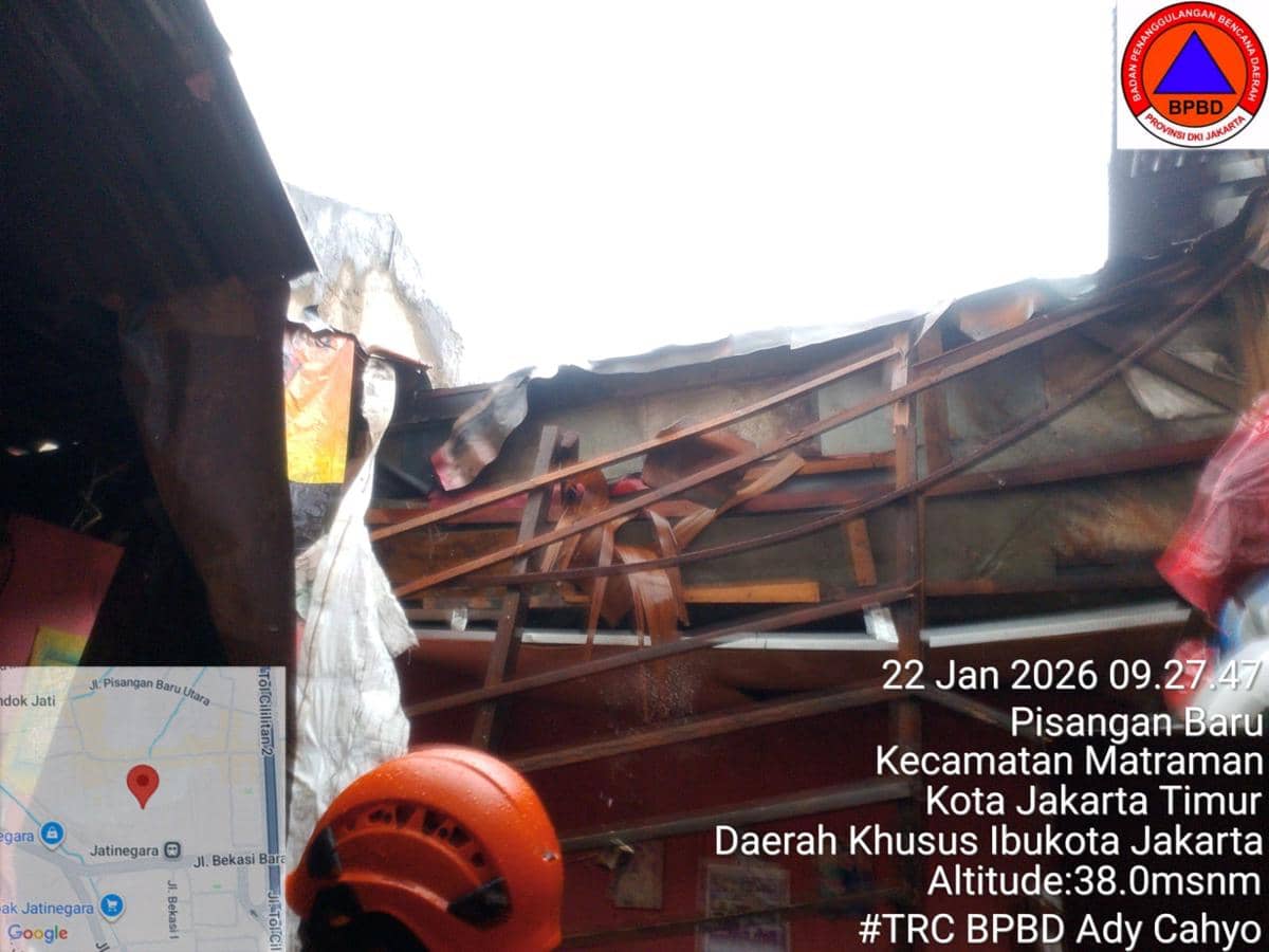 Bangunan rumah roboh di wilayah Pisangan Baru, Kecamatan Matraman, Jakarta Timur