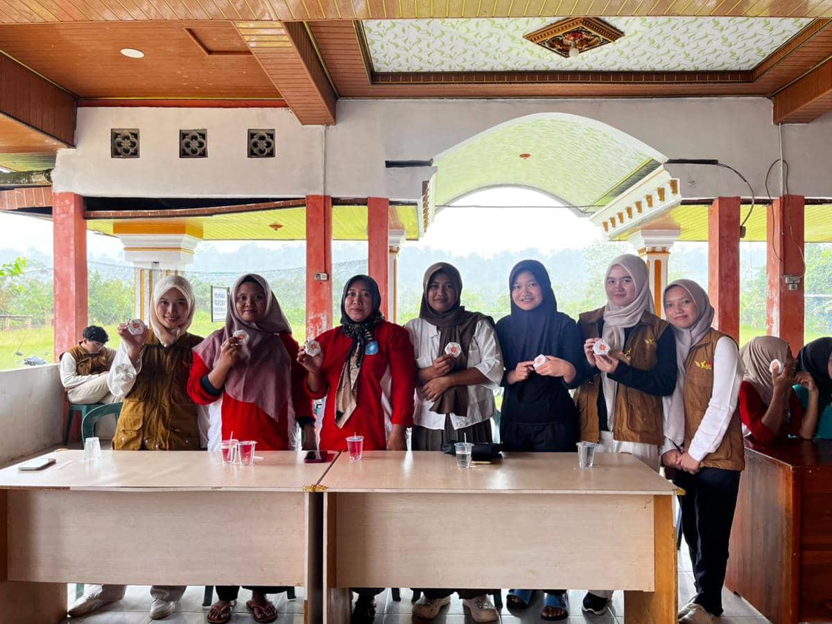 Workshop Pembuatan Sabun dengan Ekstrak Propolis oleh Mahasiswa Kuliah Kerja Nyata (KKN) Tematik Institut Teknologi Sumatera (ITERA) Kelompok 16 Desa Pemerihan, Pesisir Barat