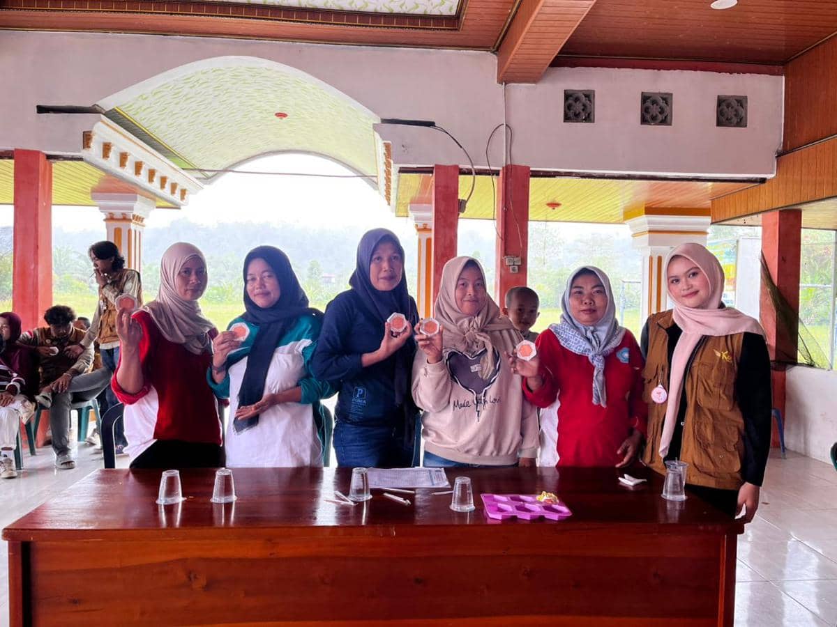 Workshop Pembuatan Sabun dengan Ekstrak Propolis oleh Mahasiswa Kuliah Kerja Nyata (KKN) Tematik Institut Teknologi Sumatera (ITERA) Kelompok 16 Desa Pemerihan, Pesisir Barat