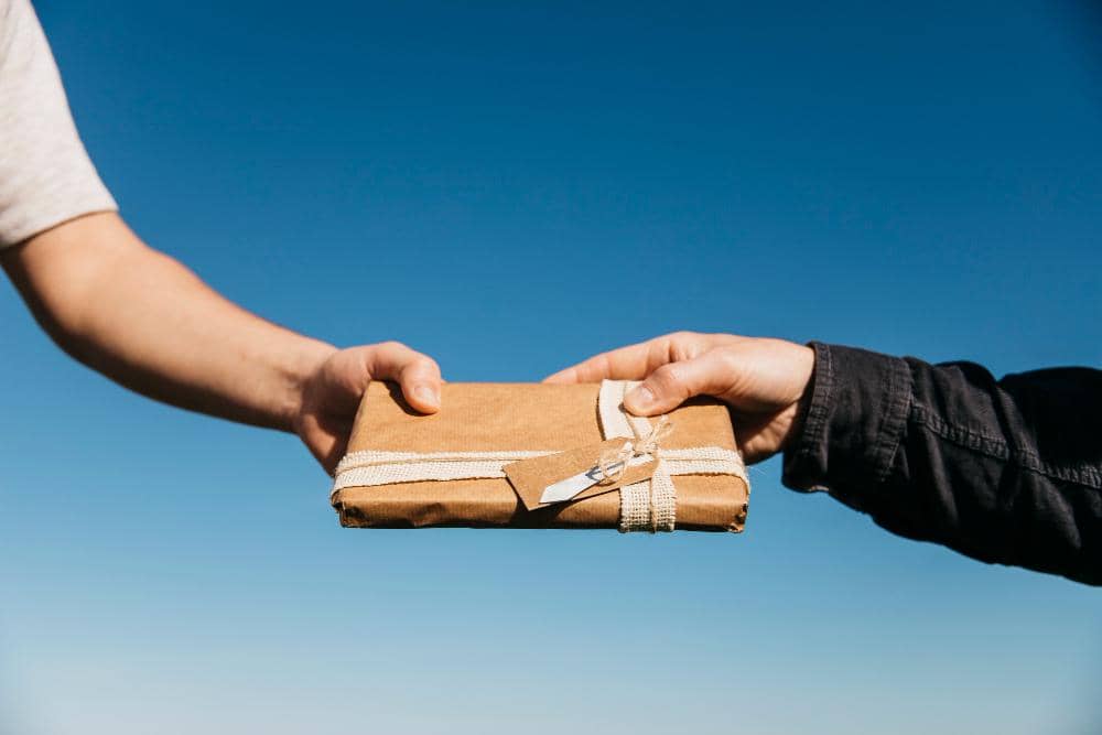 ilustrasi seseorang bersedekah