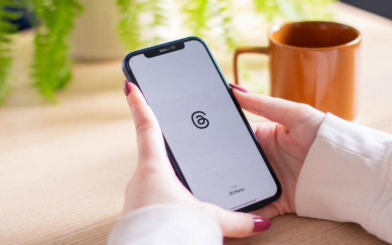 ilustrasi pengguna sedang mengakses Threads