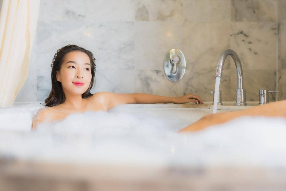 ilustrasi perempuan berendam air hangat