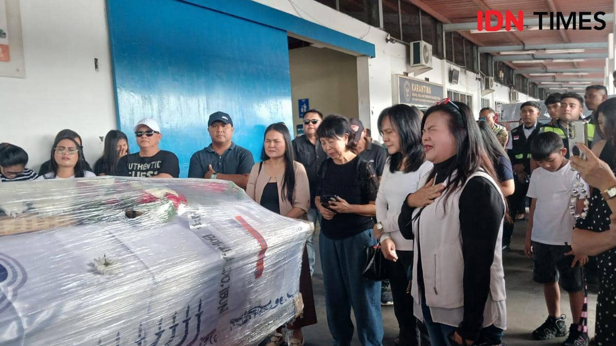 Ibadah singkat saat jenazah Florencia Wibisono tiba di Terminal Kargo Bandara Sam Ratulangi Manado, Sulawesi Utara, Jumat (23/1/2026). IDNTimes/Savi