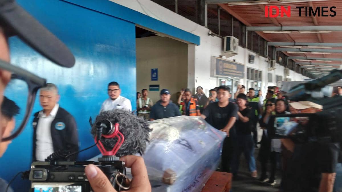 Ibadah singkat saat jenazah Florencia Wibisono tiba di Terminal Kargo Bandara Sam Ratulangi Manado, Sulawesi Utara, Jumat (23/1/2026). IDNTimes/Savi