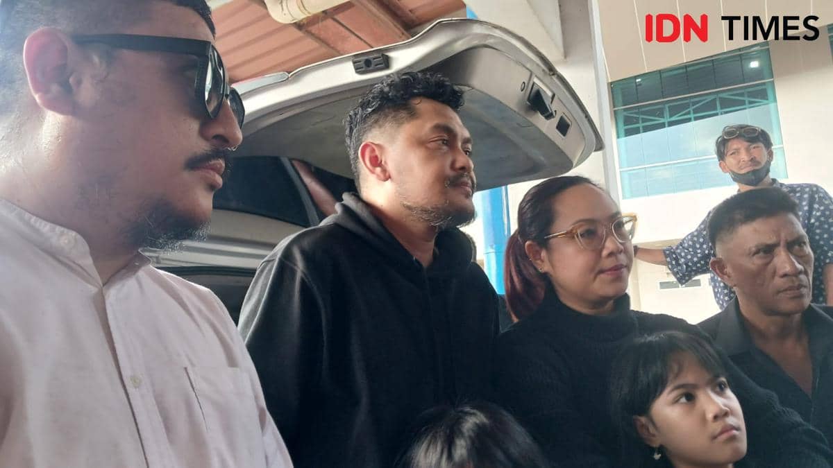 Kakak ipar dan kandung Florencia Wibisono, Felix Agoes dan Natasya Wibisono, di Bandara Sam Ratulangi Manado, Sulawesi Utara, Jumat (23/1/2026). (IDNTimes/Savi)