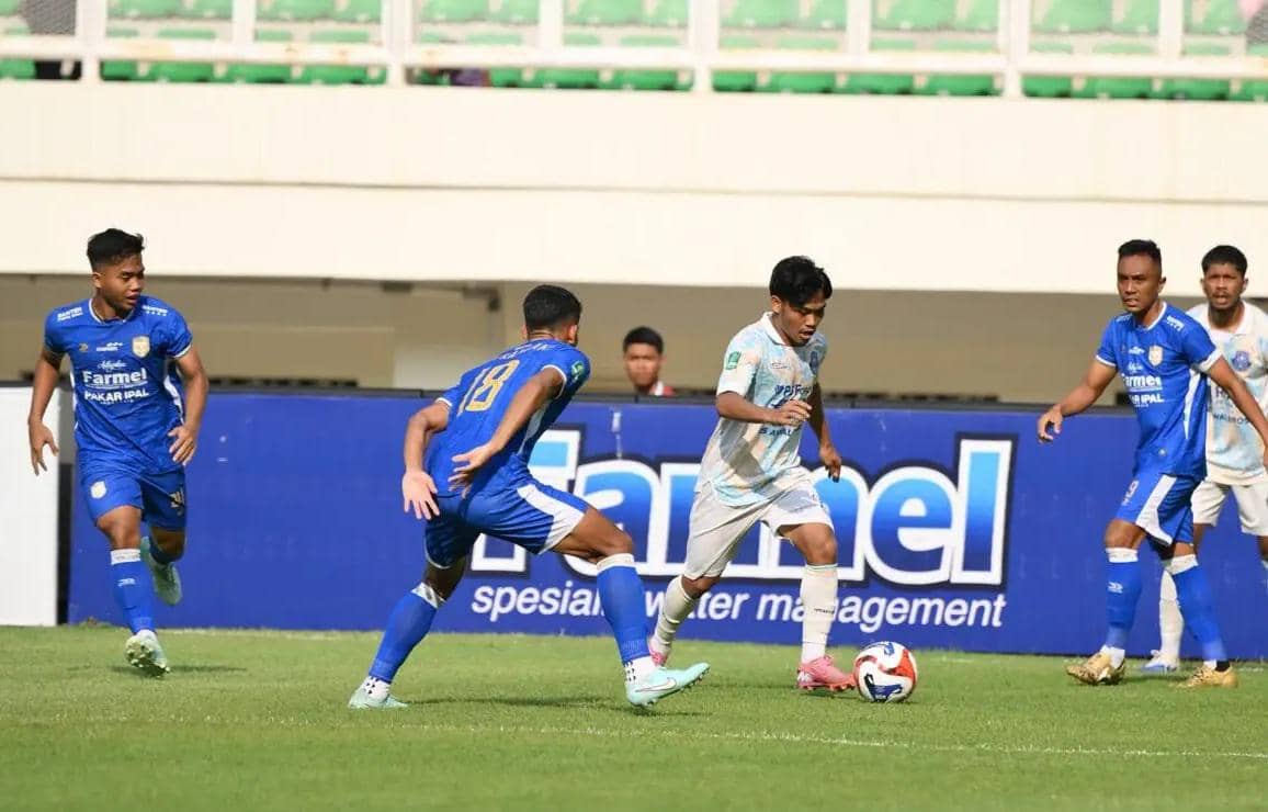 Pemain PSPS saat mencoba membangun serangan ke pertahanan Adhyaksa