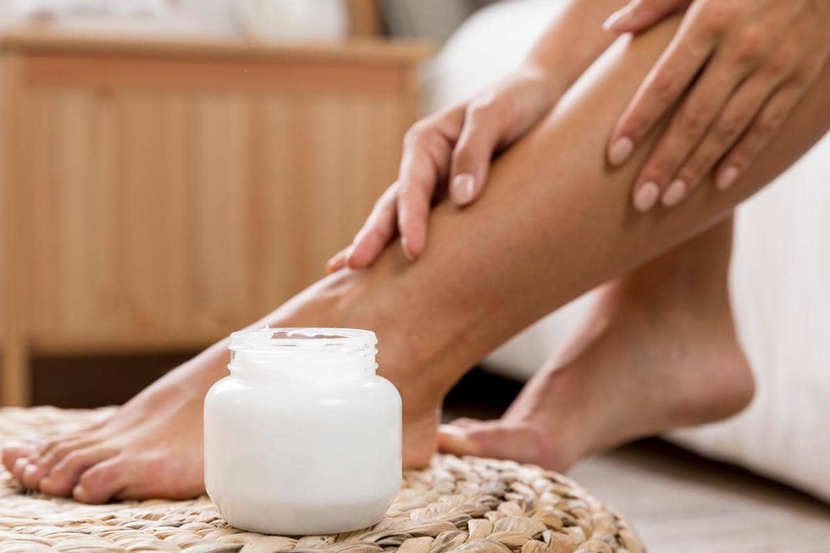 ilustrasi menggunakan krim kulit