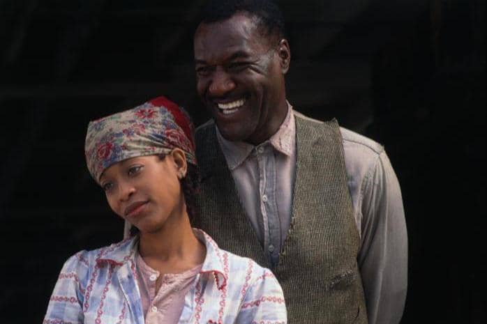 Delroy Lindo (belakang) dalam film The Cider House Rules