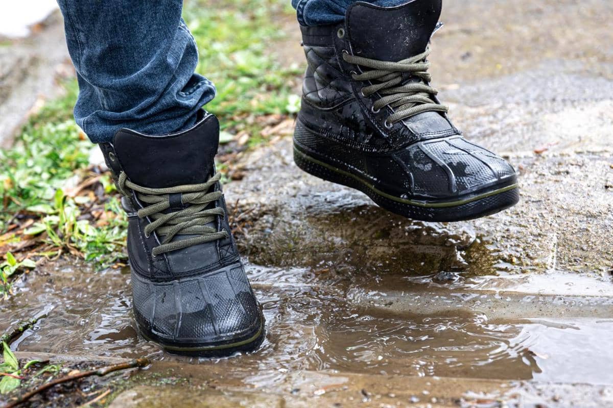 ilustrasi sepatu tahan air