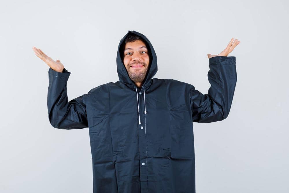 ilustrasi menggunakan jas hujan