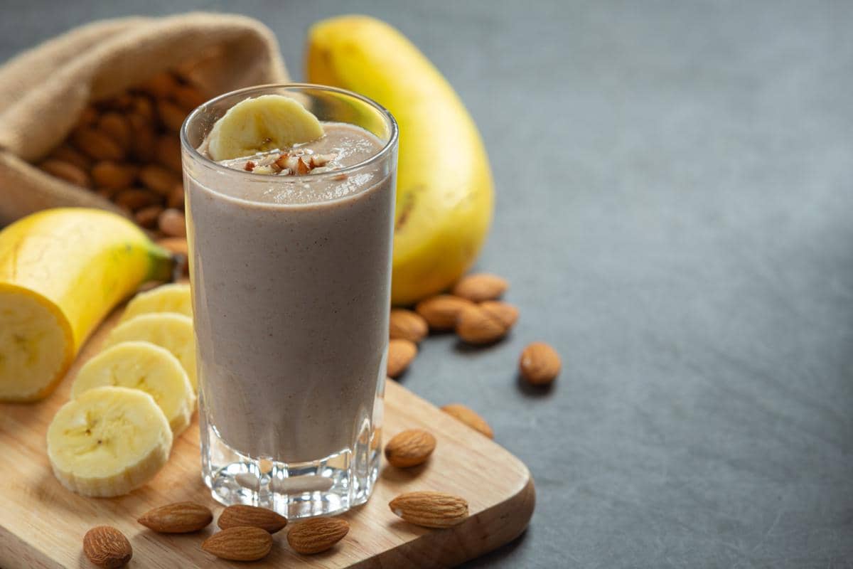 ilustrasi smoothie pisang dengan selai kacang