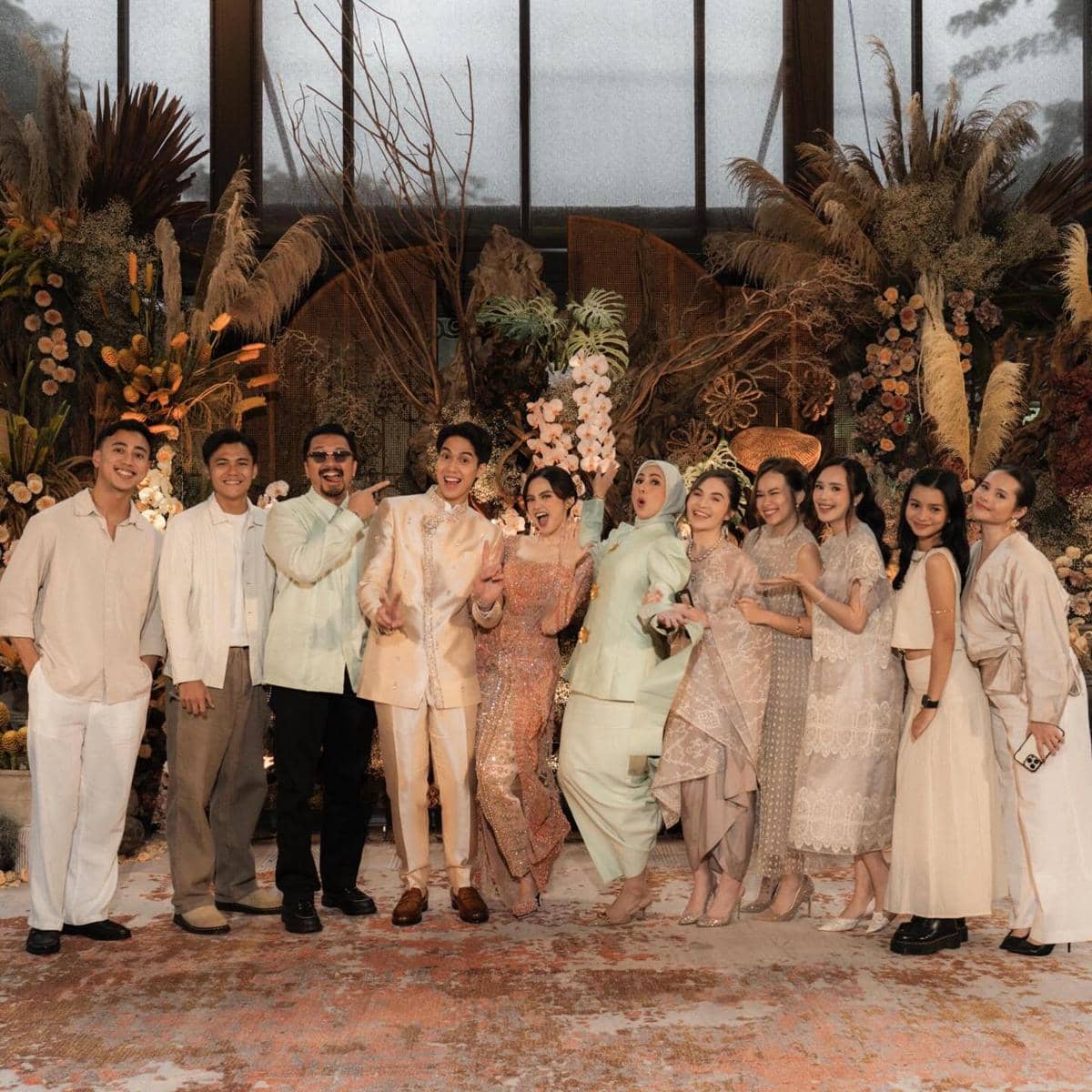 Deswita Maharani dan Ferry Maryadi di Lamaran Syifa Hadju (instagram.com/deswitamaharani80)