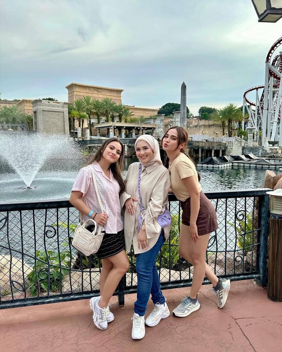 ide mix and match sneakers ala Syifa Hadju 