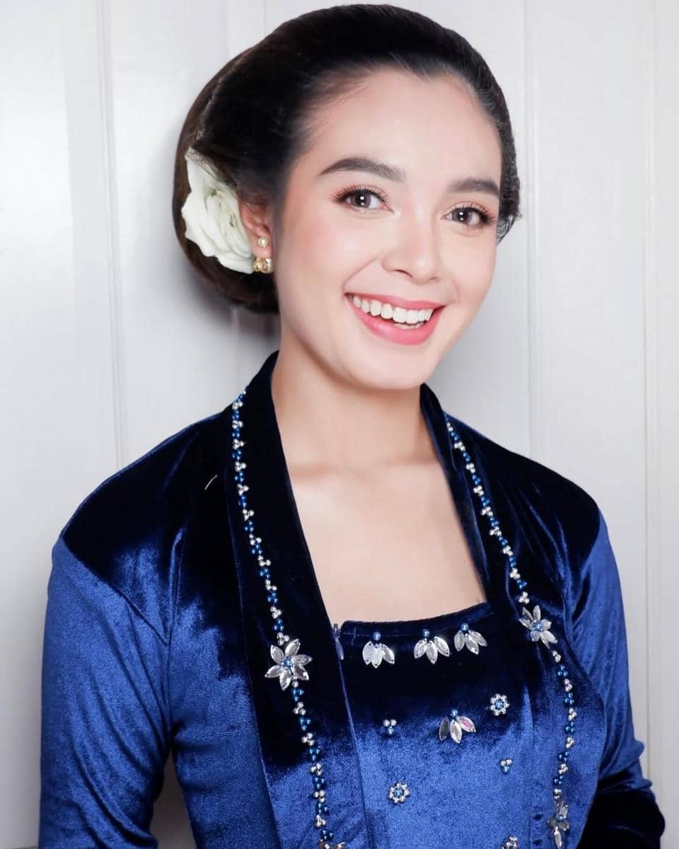 inspirasi makeup flawless ala Claudia Andhara