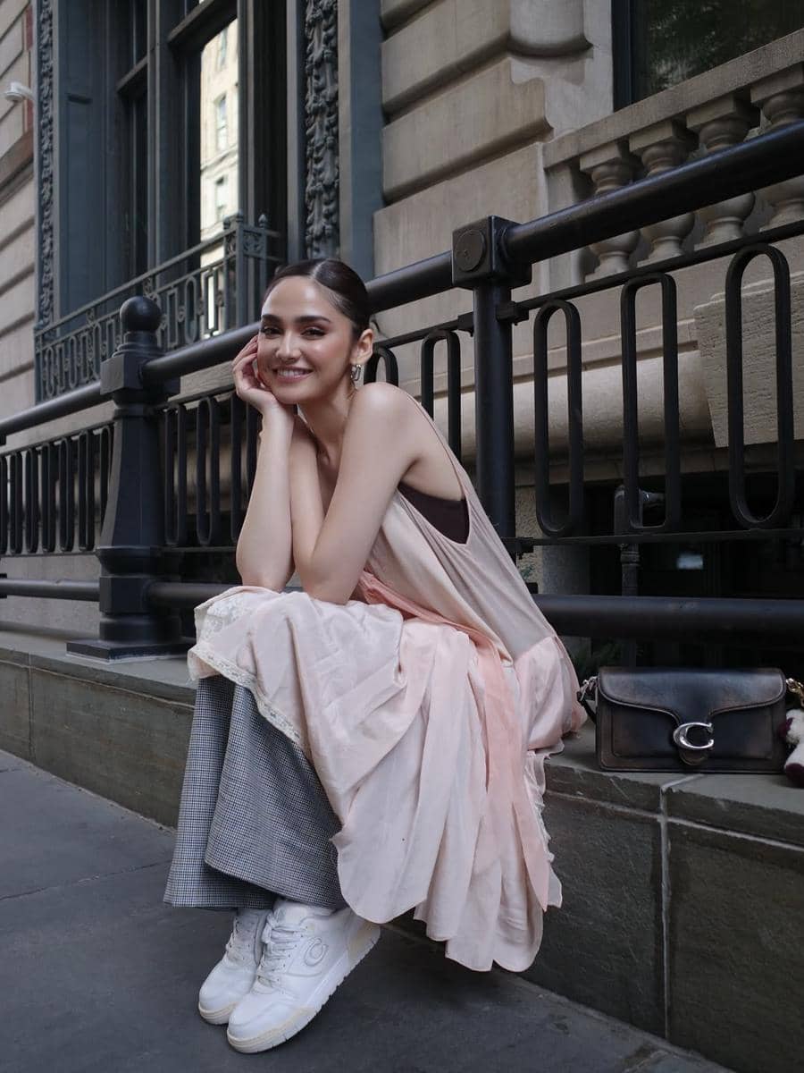 ide mix and match sneakers ala Syifa Hadju 