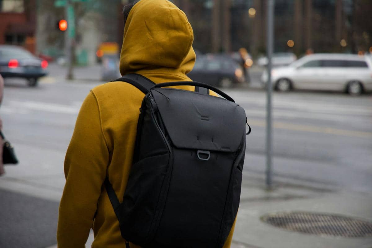 ilustrasi mengenakan ransel