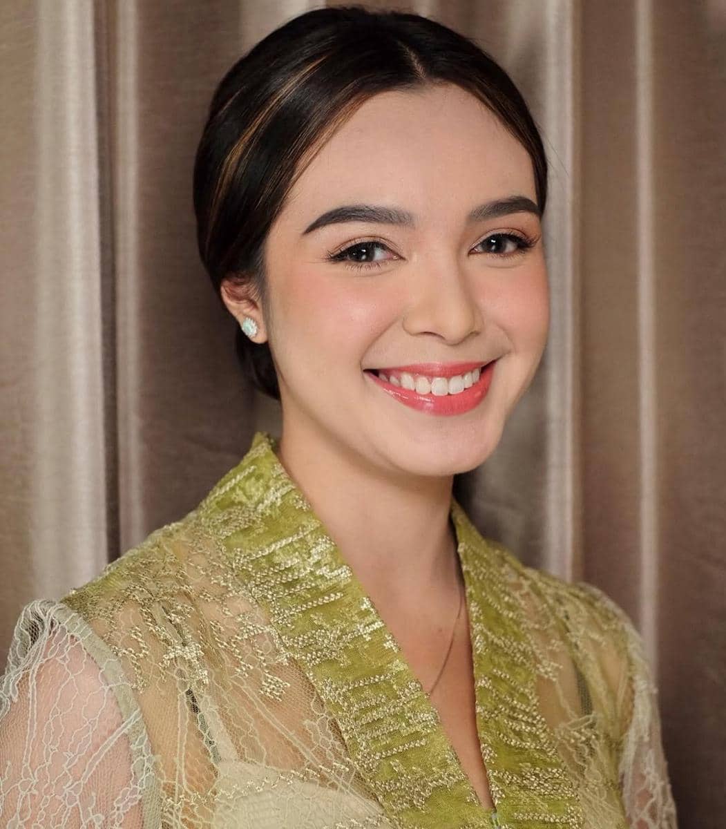 inspirasi makeup flawless ala Claudia Andhara