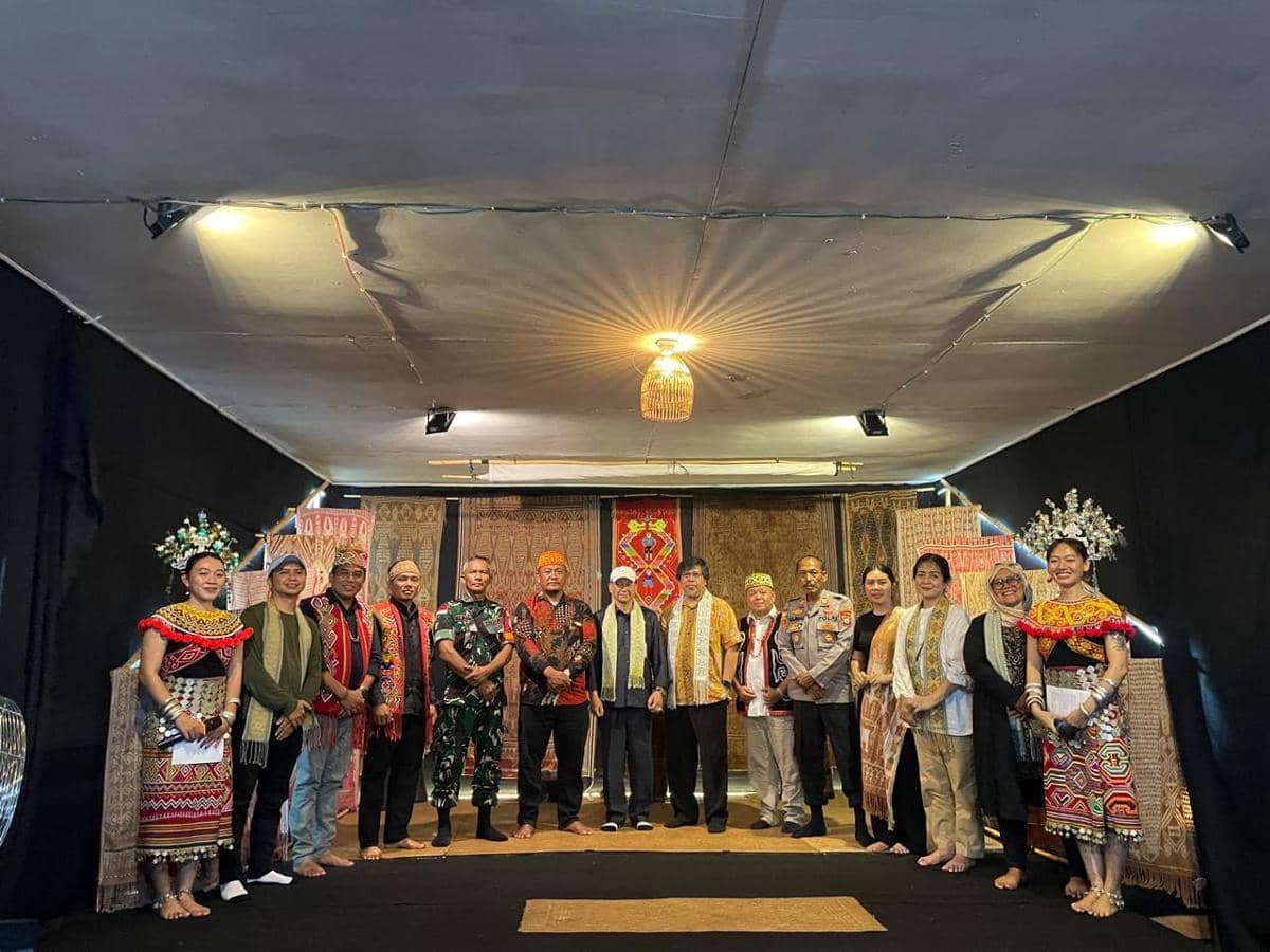 Foto Bersama Pembukaan Festival Tenun Iban Sadap 2025 Kepala Dinas Koperasi, UKM dan Perdangan Kabupaten Kapuas Hulu Agustinus Sargito Mewakili Bupati Kapuas Hulu.