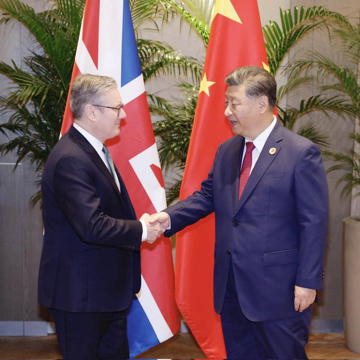 Presiden China Xi Jinping (kanan) bertemu dengan Perdana Menteri Inggris Keir Starmer di sela-sela KTT G20 di Rio de Janeiro, Brasil (18/11/2024). (x.com/SpokespersonCHN)