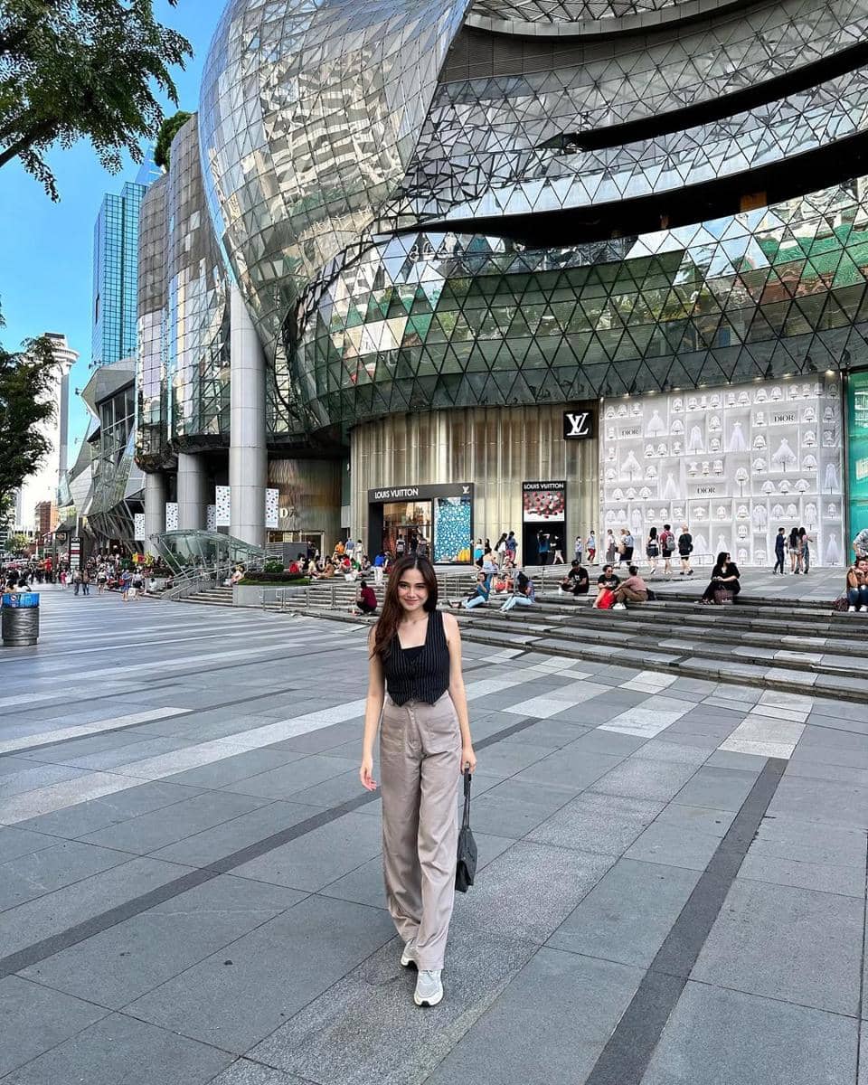 ide mix and match sneakers ala Syifa Hadju 