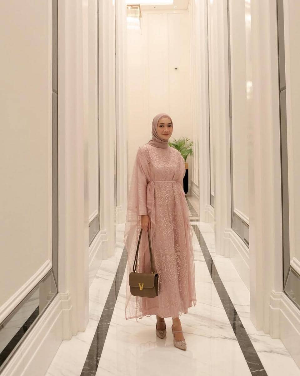 referensi outfit brokat ala selebgram Uwie Mariska 